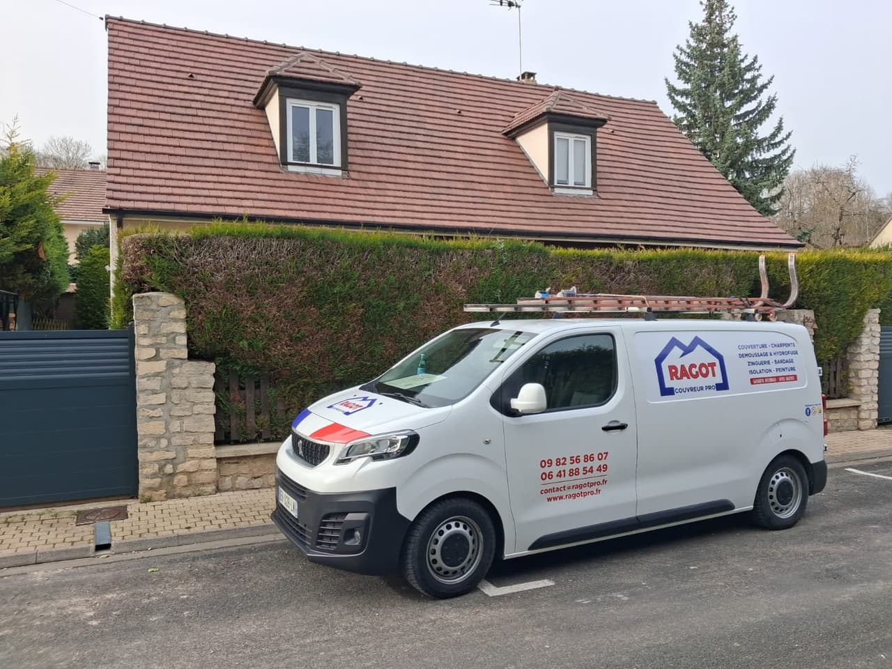 Camion RAGOT Couvreur Pro garé devant une maison, en intervention