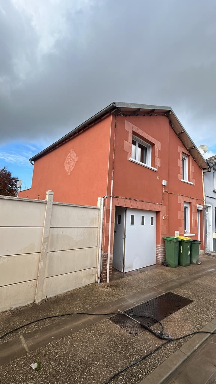 Maison de ville après ravalement : façade rouge et encadrements de fenêtres en relief