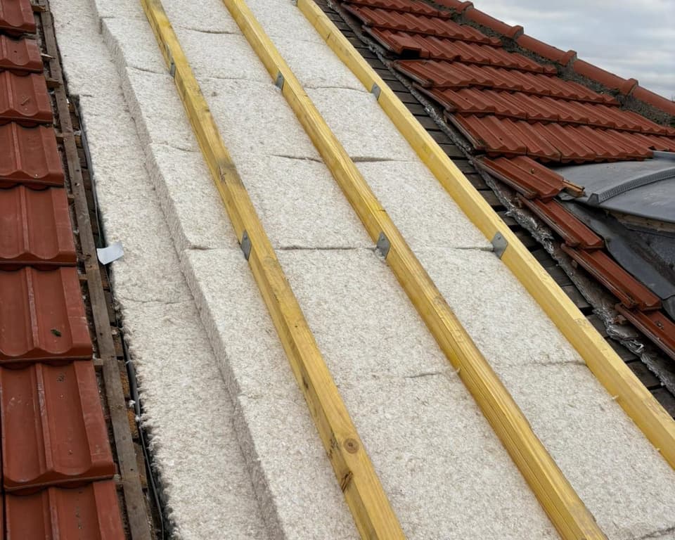 Toiture découverte : panneaux isolants posés entre les chevrons avant la repose des tuiles