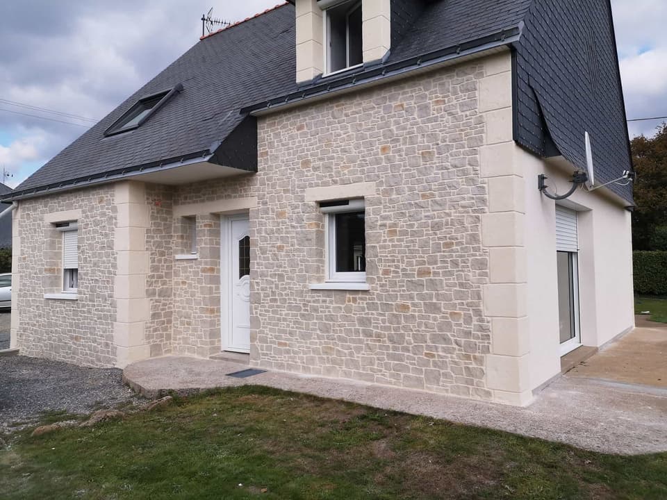 Maison rénovée avec couverture en ardoise et façade en parement pierre